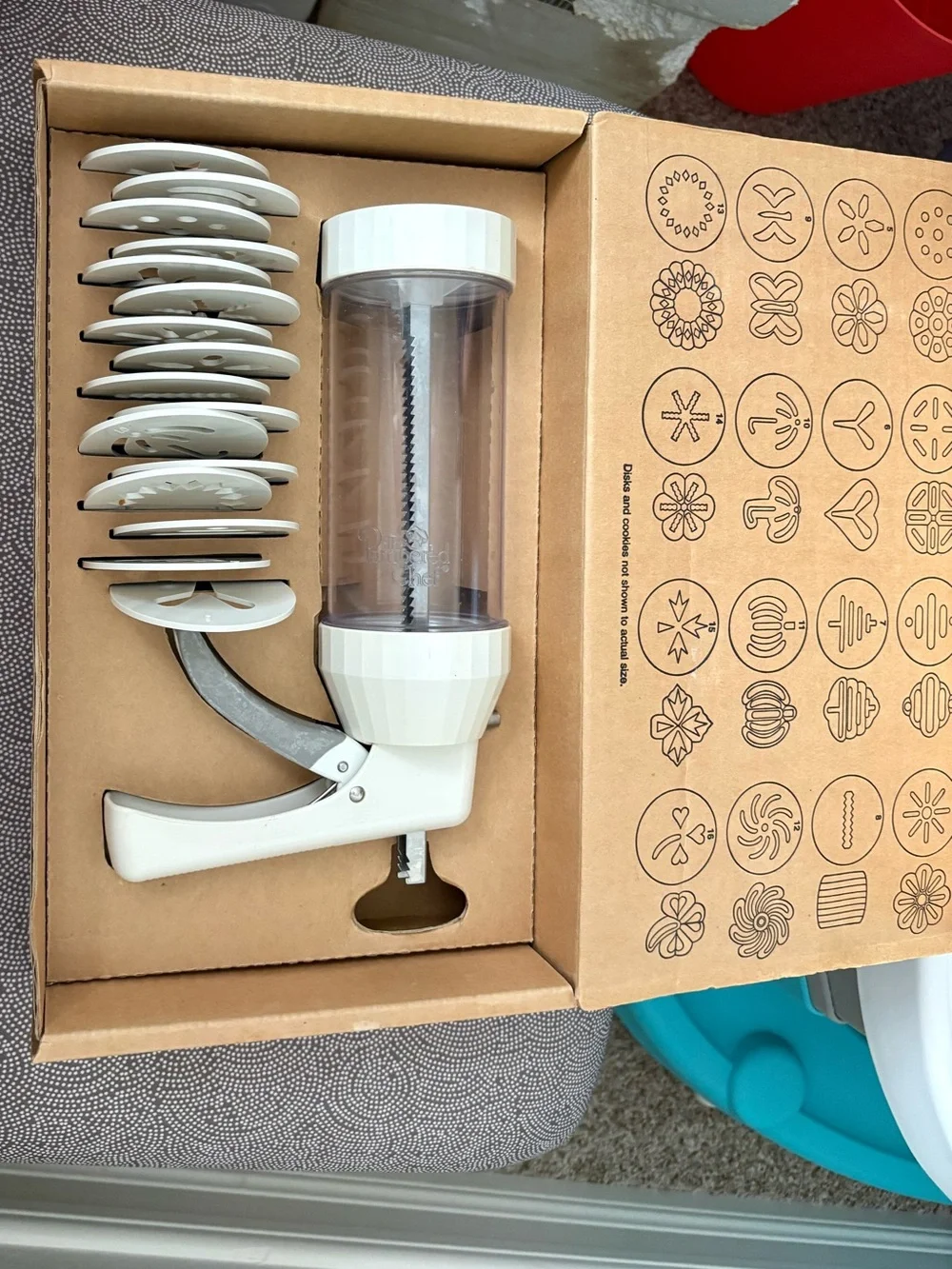 Pampered Chef White Cookie Press with 24 Decorative Discs